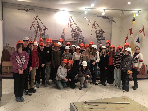Гимназисты посетили завод «Янтарь».