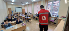 Представители Красного Креста провели обучение по оказанию первой помощи для учащихся начальной школы.