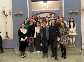 Гимназисты посетили закулисье Калининградского драматического театра.