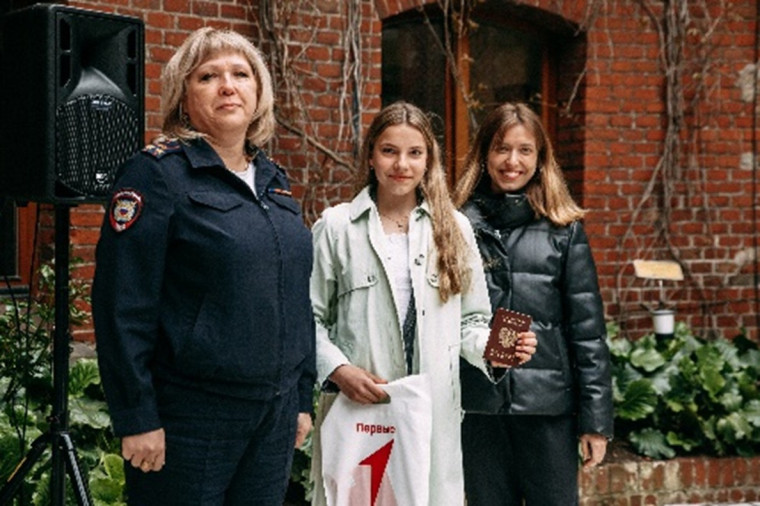 Ученики гимназии получили паспорта в рамках Всероссийской акции Движения Первых «Мы – граждане России!».