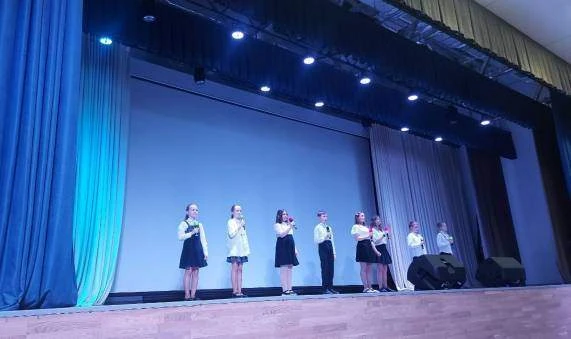 Дебют на большой сцене: юные «Янтарики» покорили муниципальный этап «Звезд Балтики».